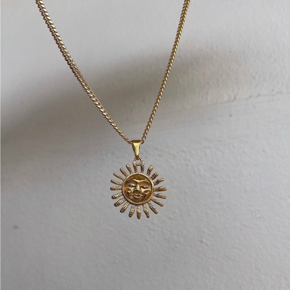 Soleil Necklace 18K Goldfilled 18 inch chain with sun pendant